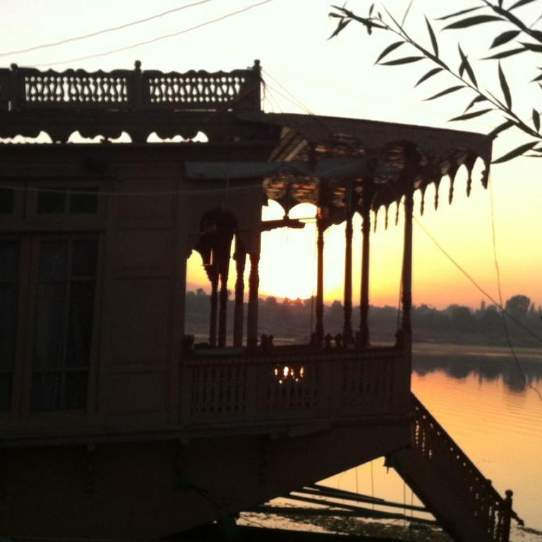 Houseboat Lily Of Nageen Srīnagar Exterior foto